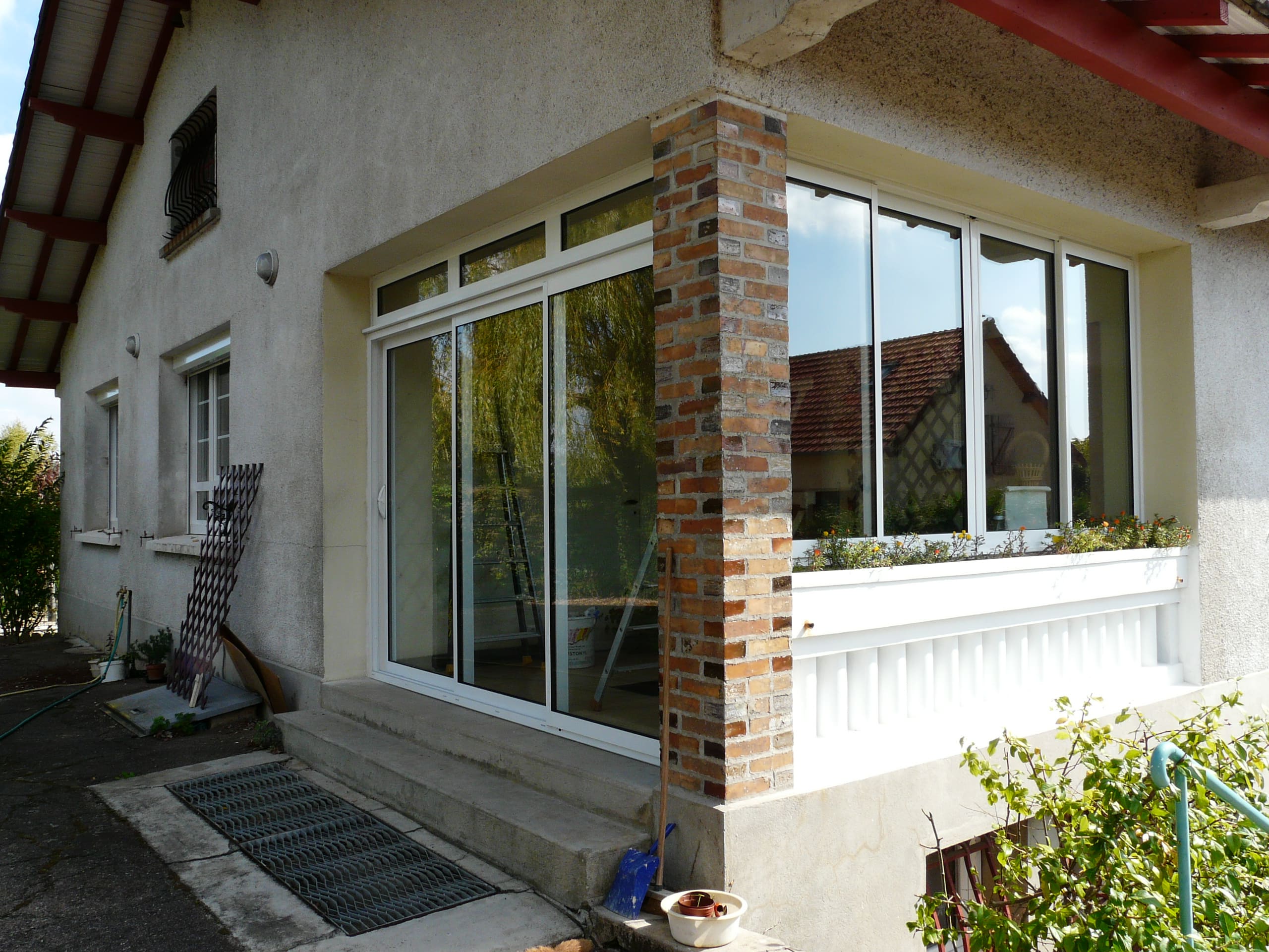 Installation baie vitree et fenetres blanches