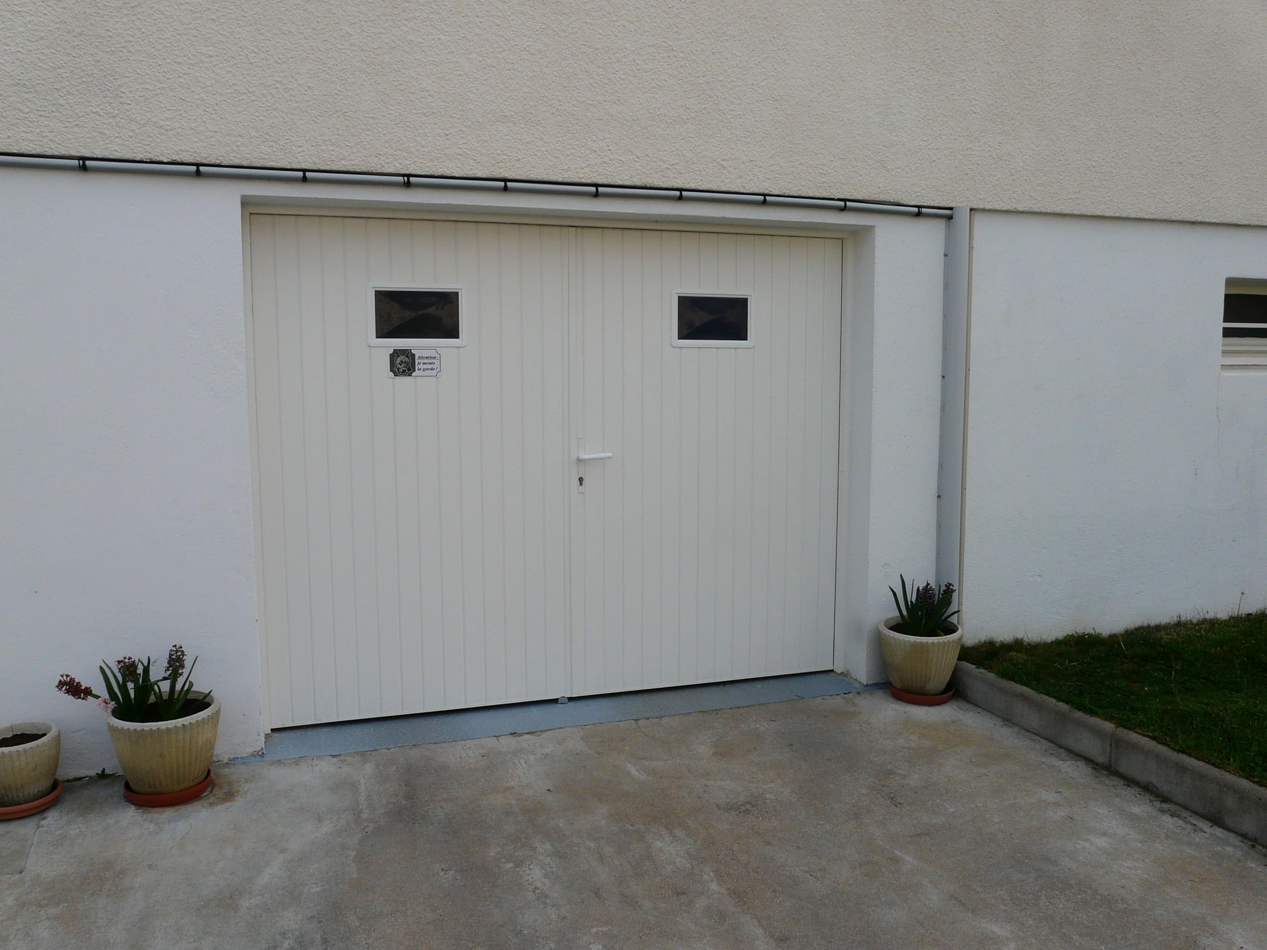 installation porte de garage battante