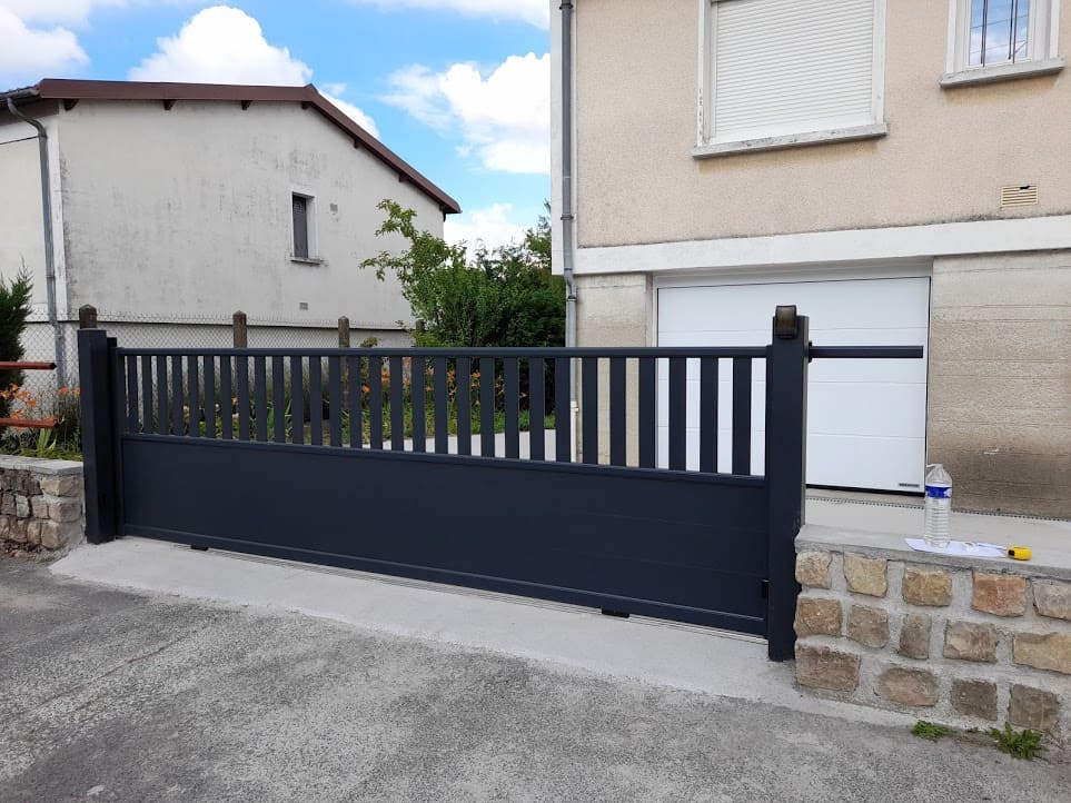 Installation portail coulissant gris sur bourges